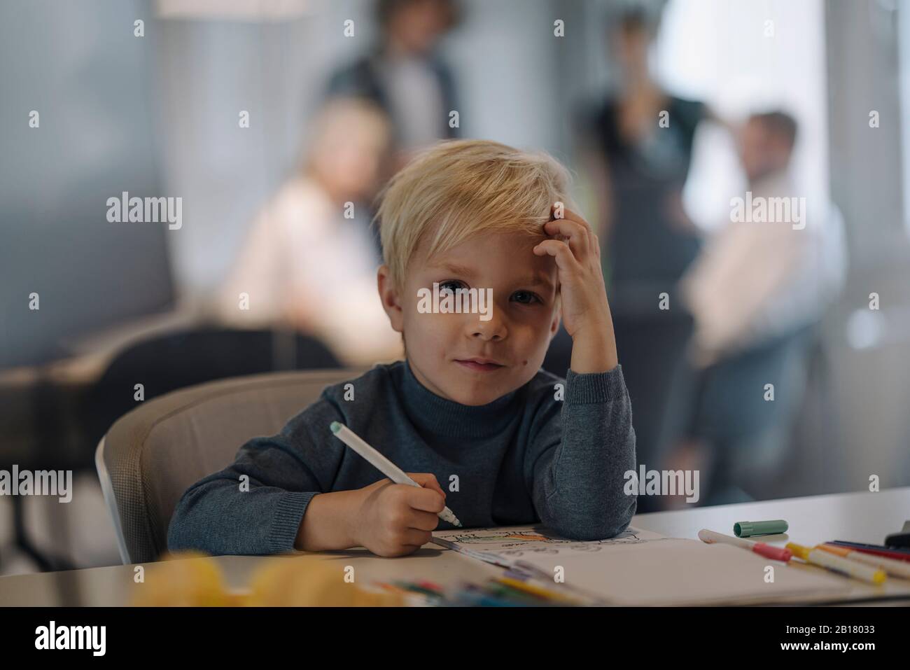Portrait der Jungen Malerei im Büro Stockfoto