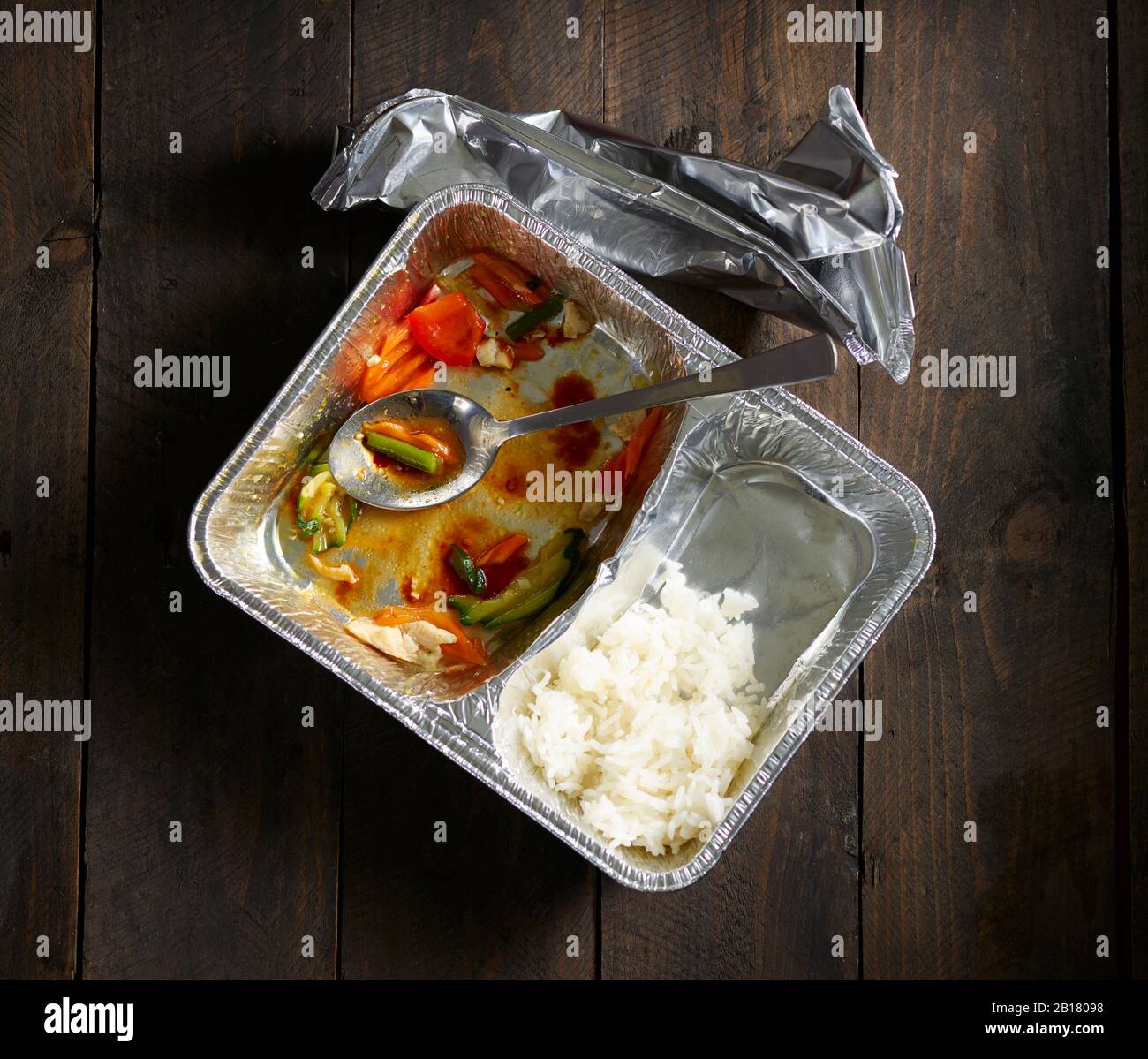 Halb gegessen chinesisches Essen zum Mitnehmen Stockfoto