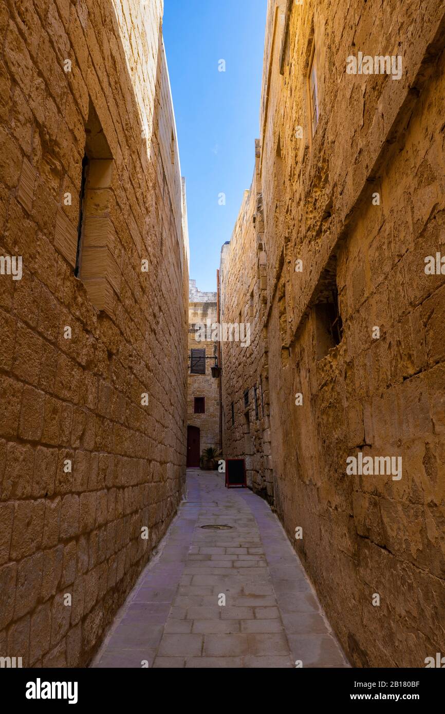 Malta, Mdina, enge gepflasterte Straße und mittelalterliche Steinmauern in der alten Hauptstadt - Stille Stadt Stockfoto