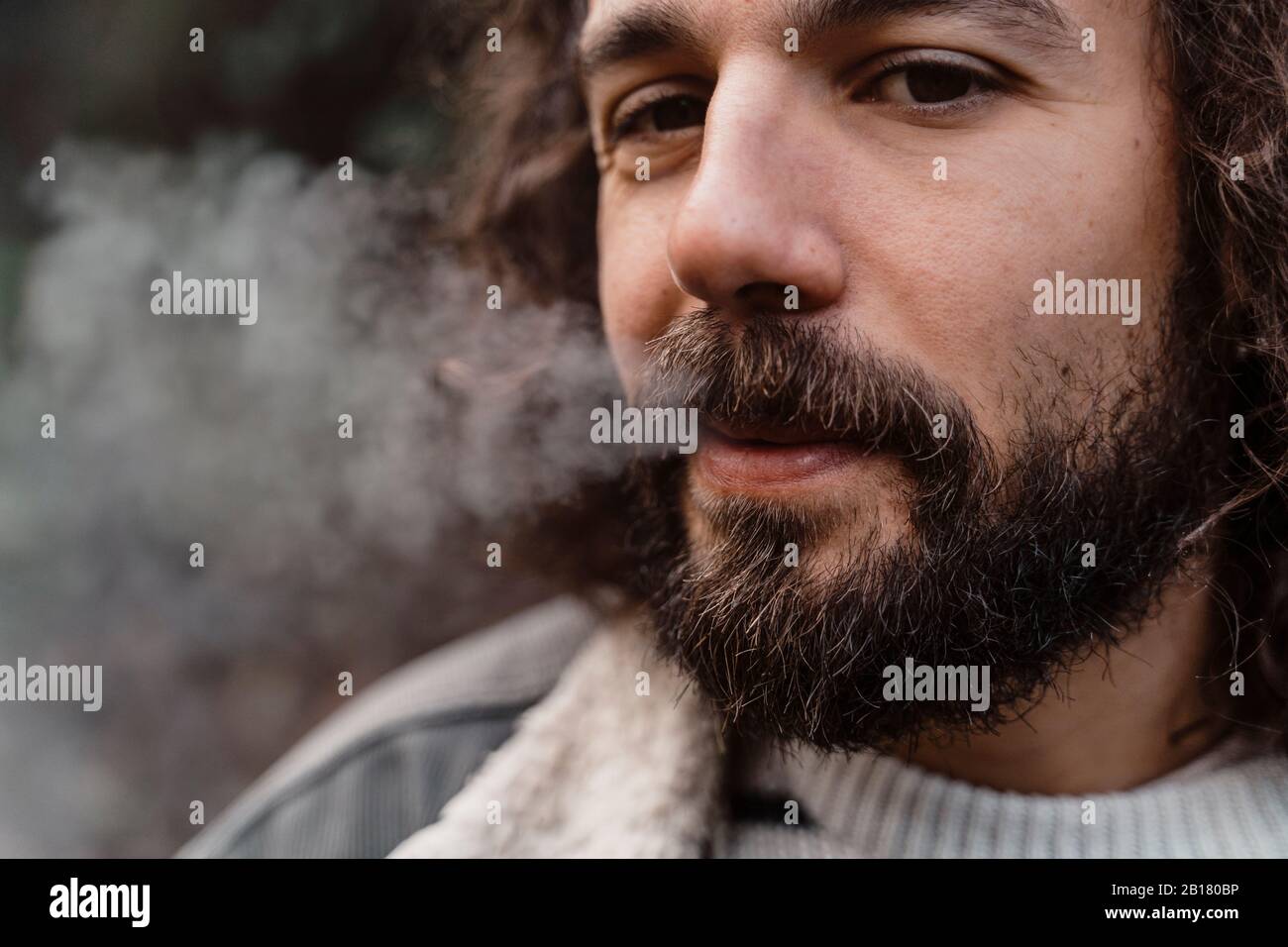 Porträt des jungen Mannes, Rauchen im Freien Stockfoto