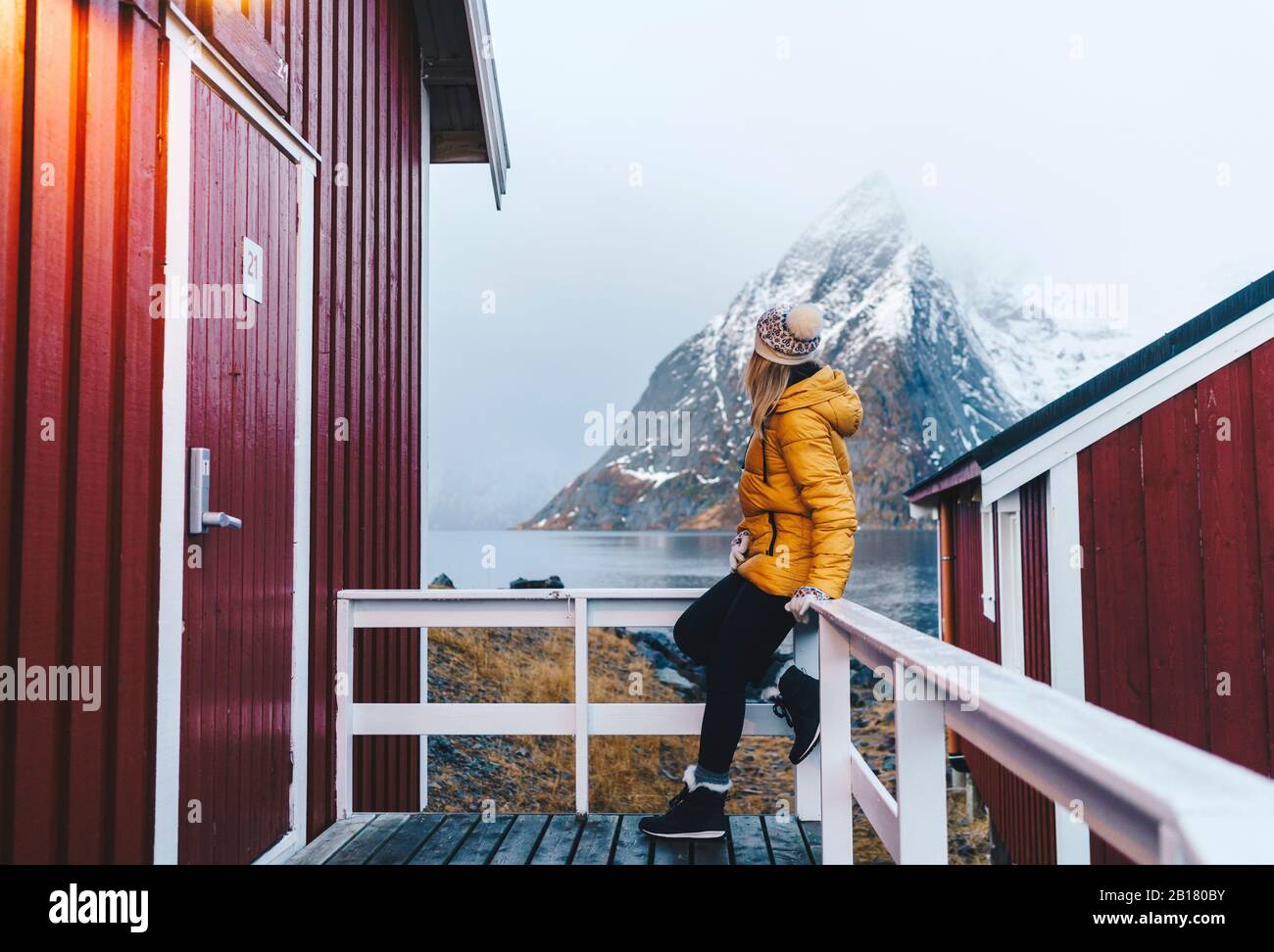 Tourist auf einer Veranda in Hamnoy, Lofoten, Norwegen Stockfoto