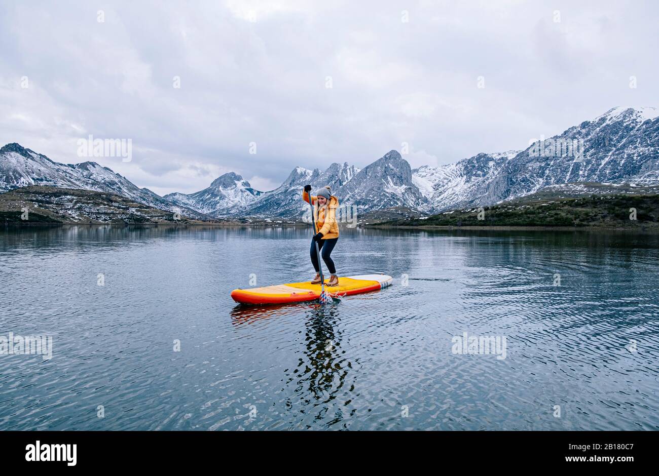 Frau Stand Up Paddle Surfen, Leon, Spanien Stockfoto