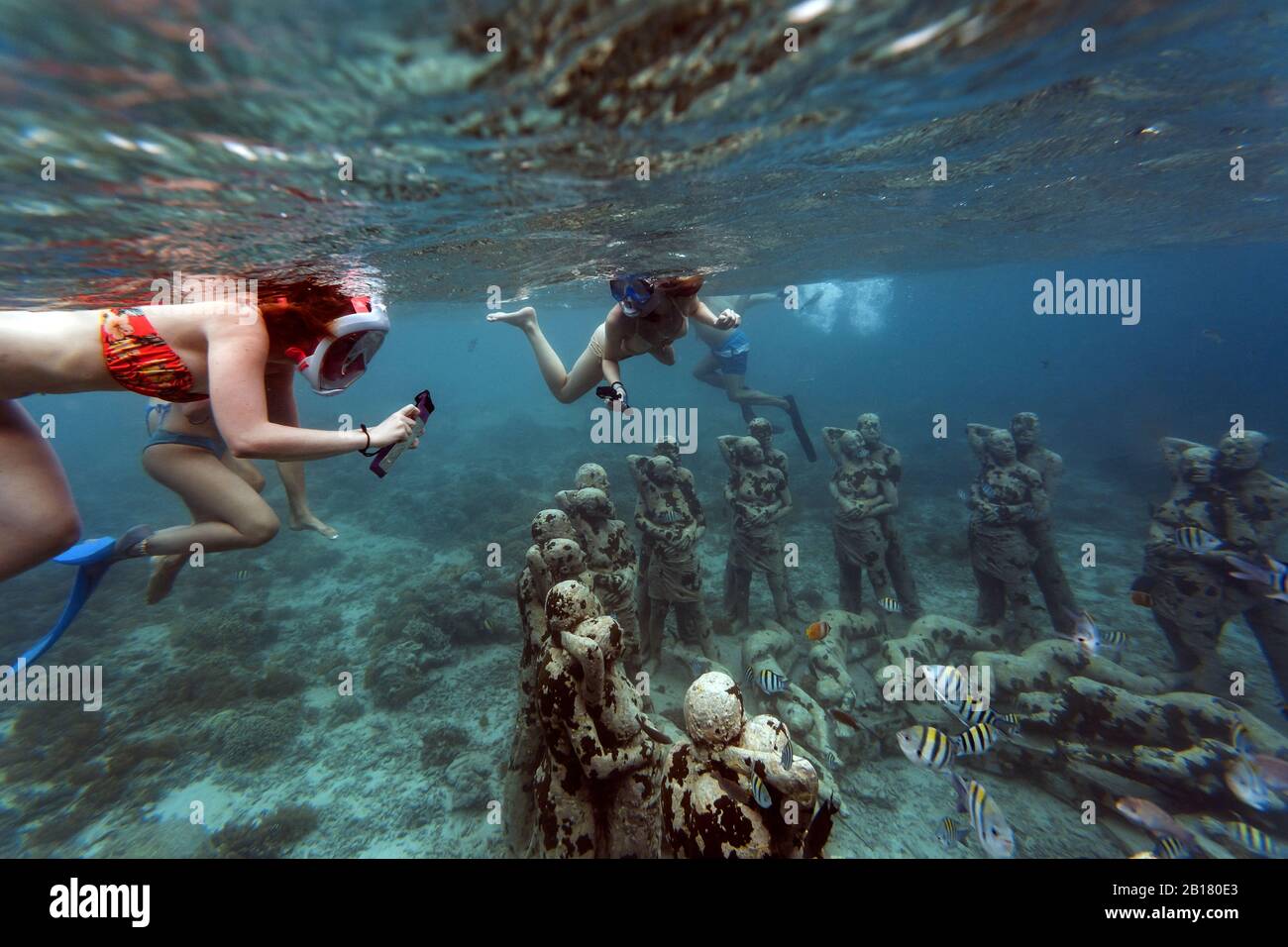 Schnorchler schwimmen in der Nähe von Unterwasser-Skulptur von Jason deCaires Taylor, Gili Meno Insel, Bali, Indonesien Stockfoto