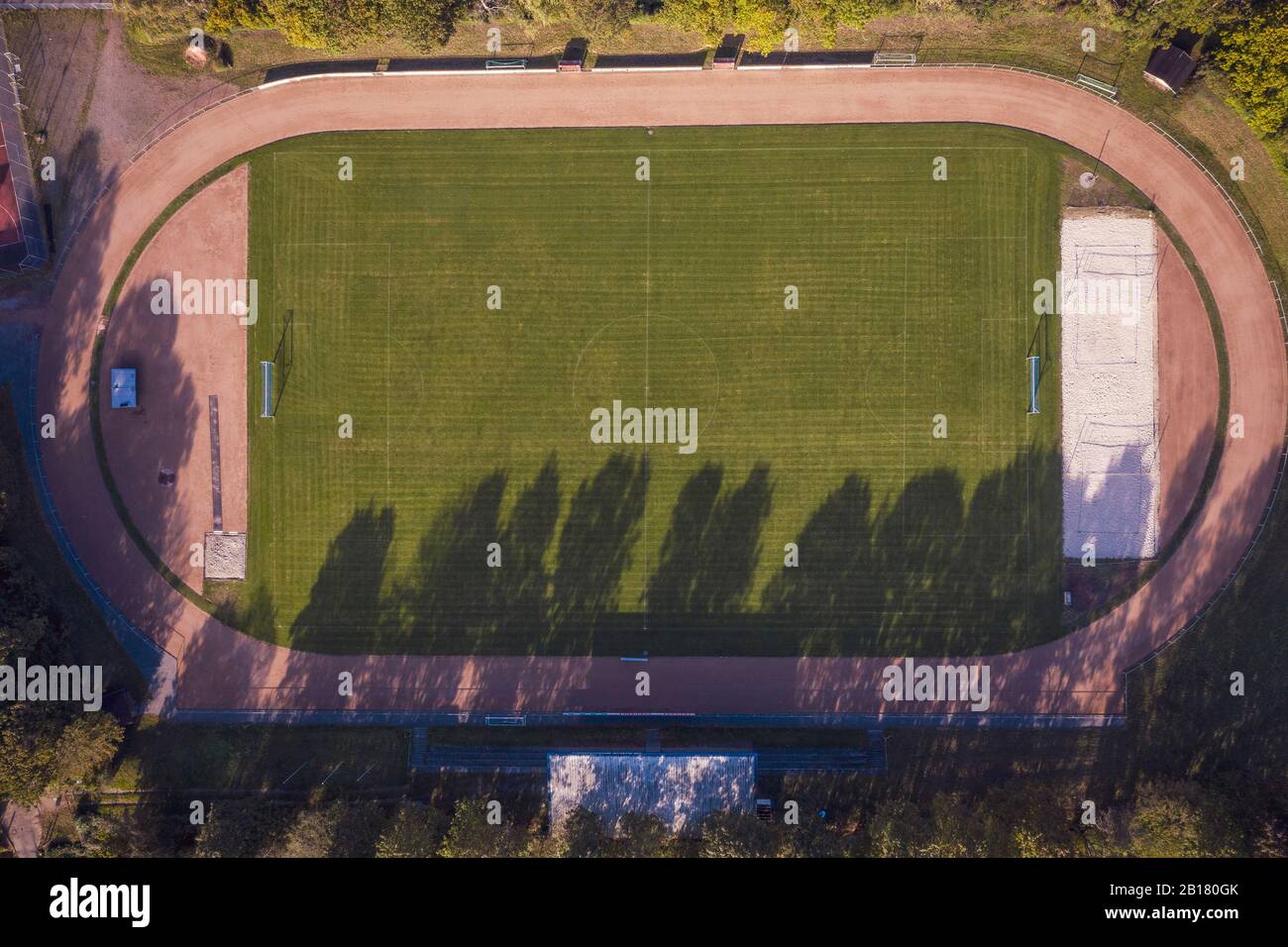 Deutschland, Baden-Württemberg, Freiburg im Breisgau, Luftaufnahme der Laufstrecke rund um leeres Fußballfeld Stockfoto