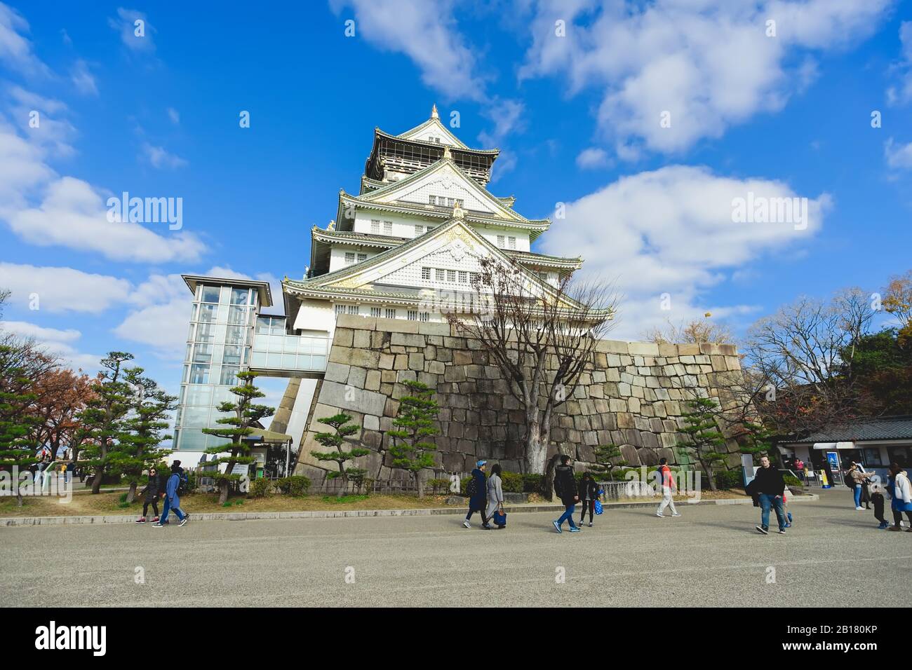 Osaka, Japan - 15. Dezember 2019: Schöne Szene im Park der Burg von Osaka in Osaka City, Japan. Stockfoto