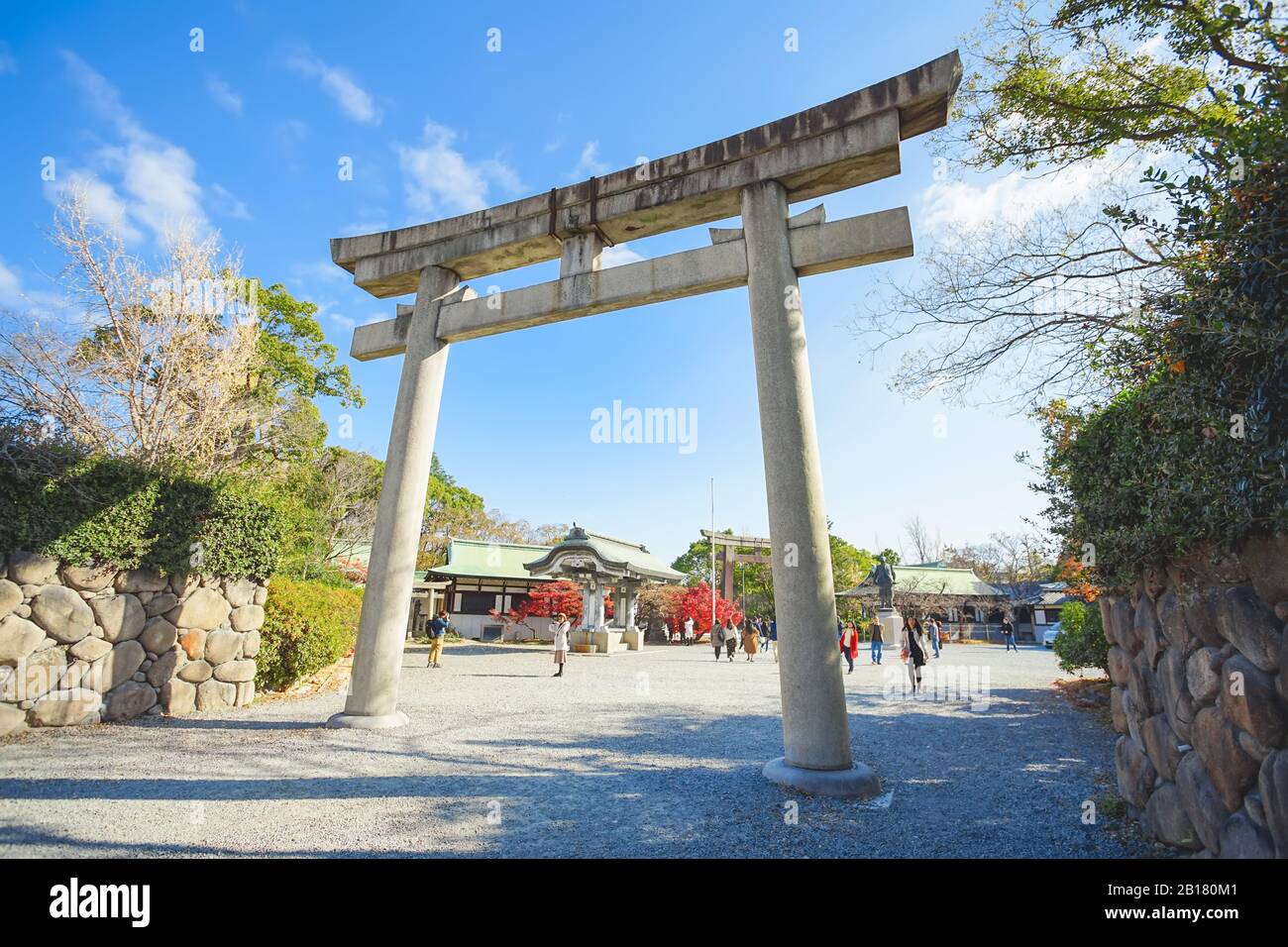 Osaka, Japan - 15. Dezember 2019: Schöne Szene im Park der Burg von Osaka in Osaka City, Japan. Stockfoto