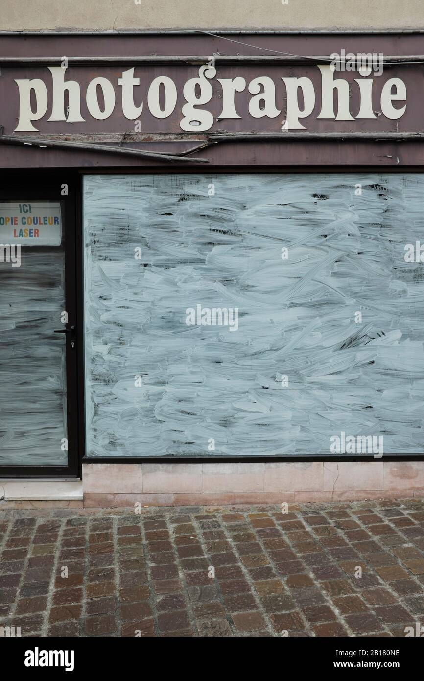 Frankreich, Bretagne, Audierne, Retro-Fotografie-Shop geschlossen mit Fensterscheibe mit weißer Farbe lackiert Stockfoto