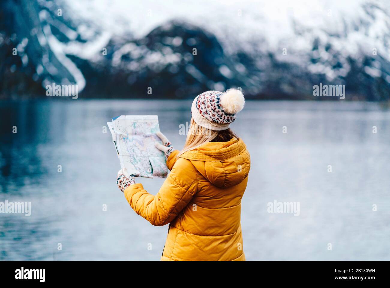 Touristen, die eine Karte an der Küste in Hamnoy, Lofoten, Norwegen lesen Stockfoto
