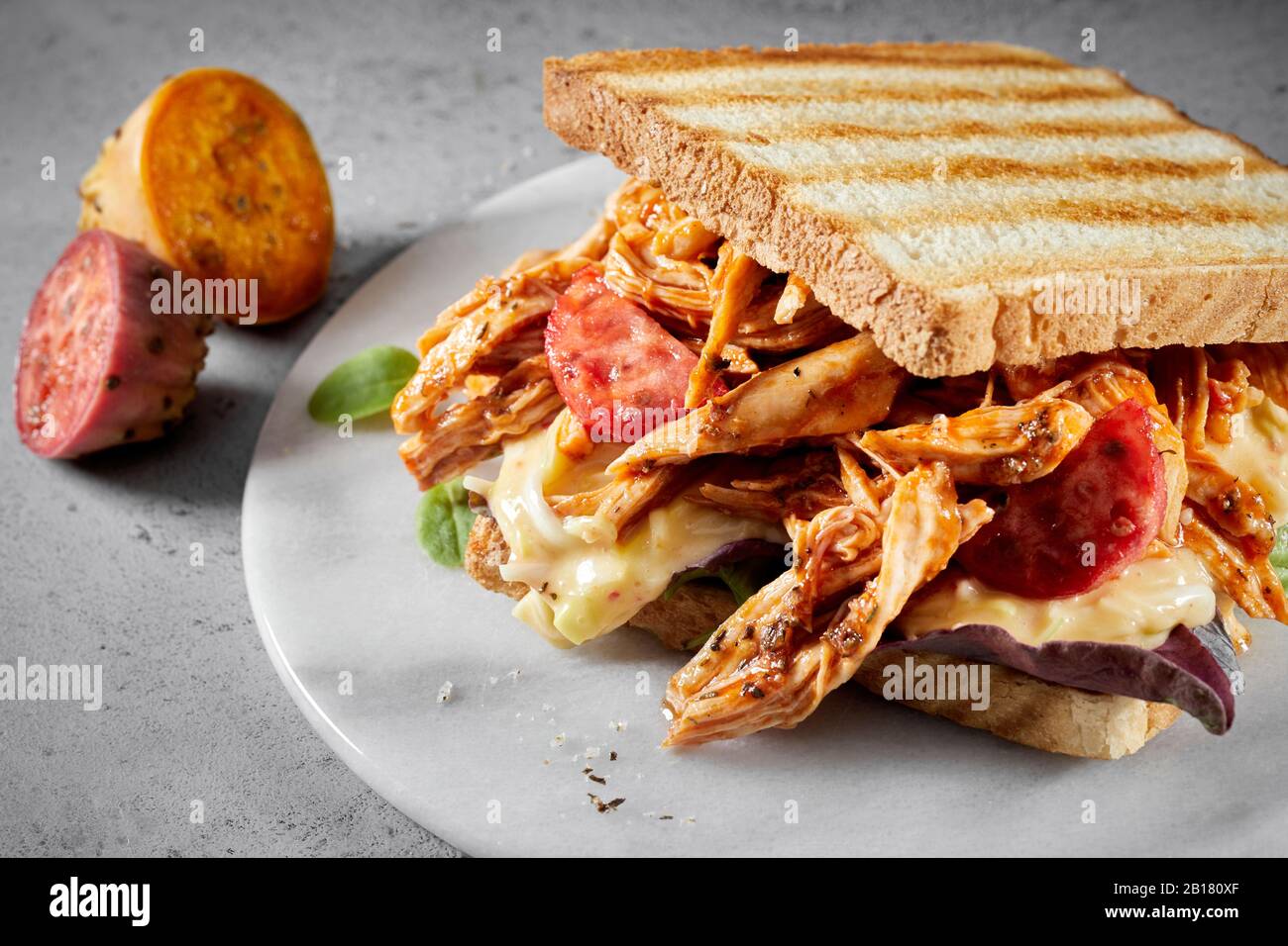 Burger mit gegrilltem Hähnchenfleisch, Käse und Kaktusfeigen Stockfoto