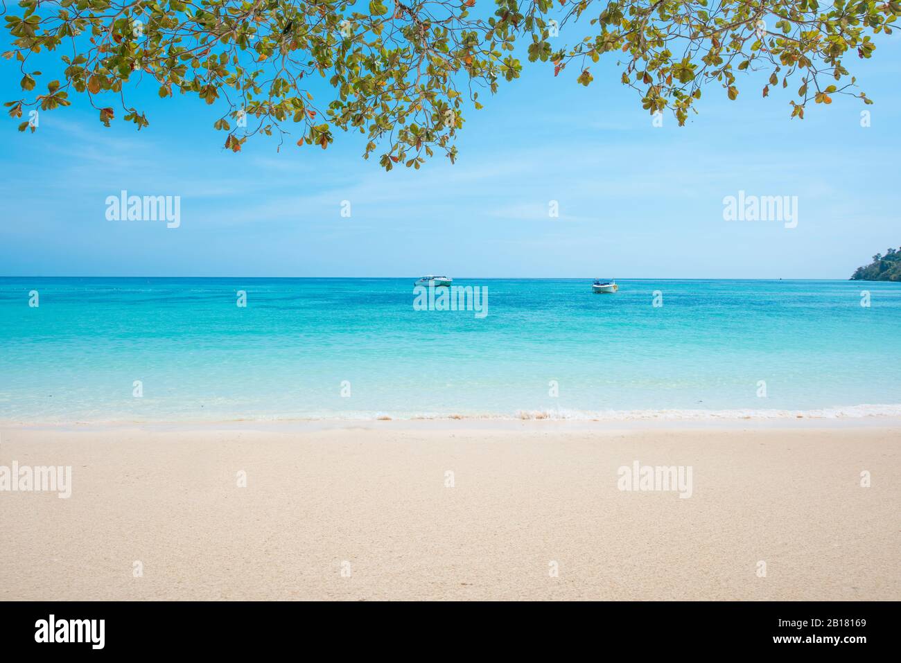 Weißer Sandstrand und Meeresgrund. Sommerurlaub und Reisekonzept. Kopierbereich Stockfoto