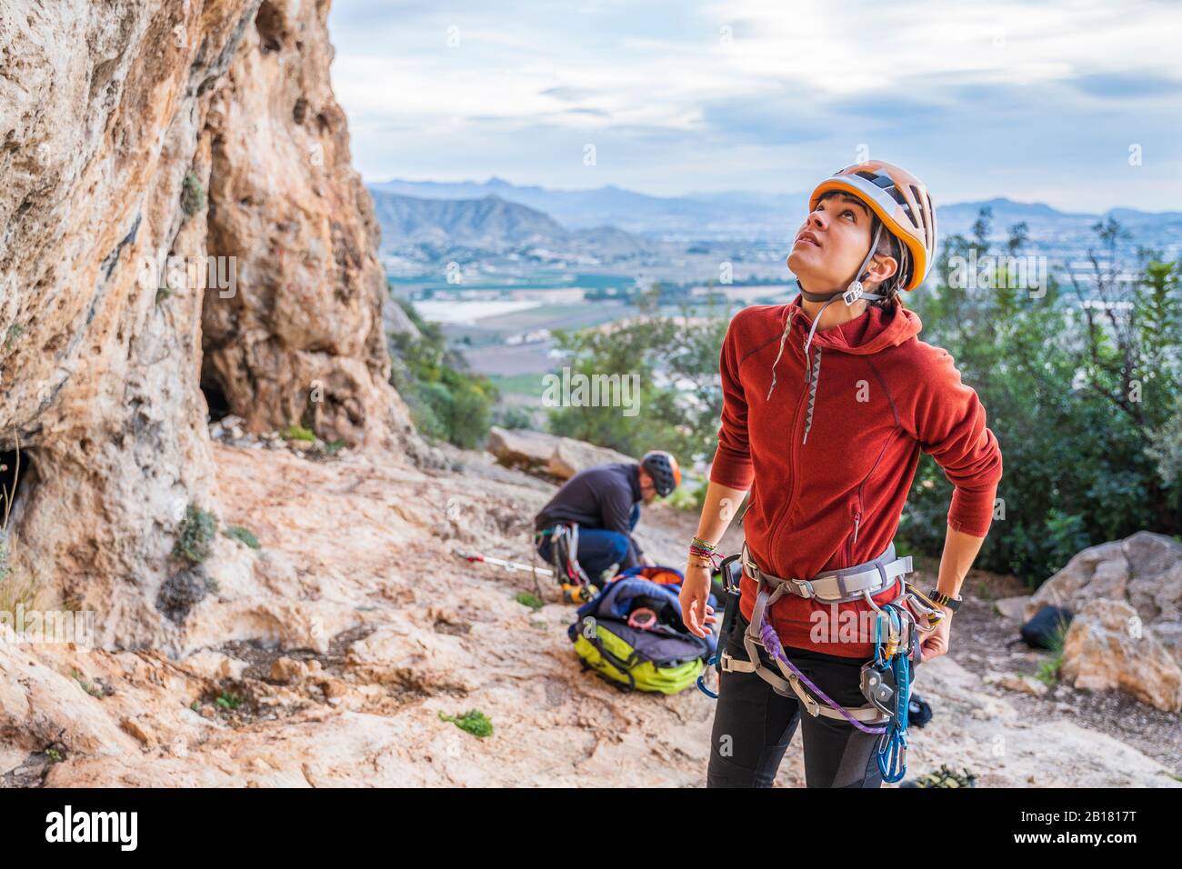 Klettererin bereitet sich auf die Suche nach Felswand vor Stockfoto