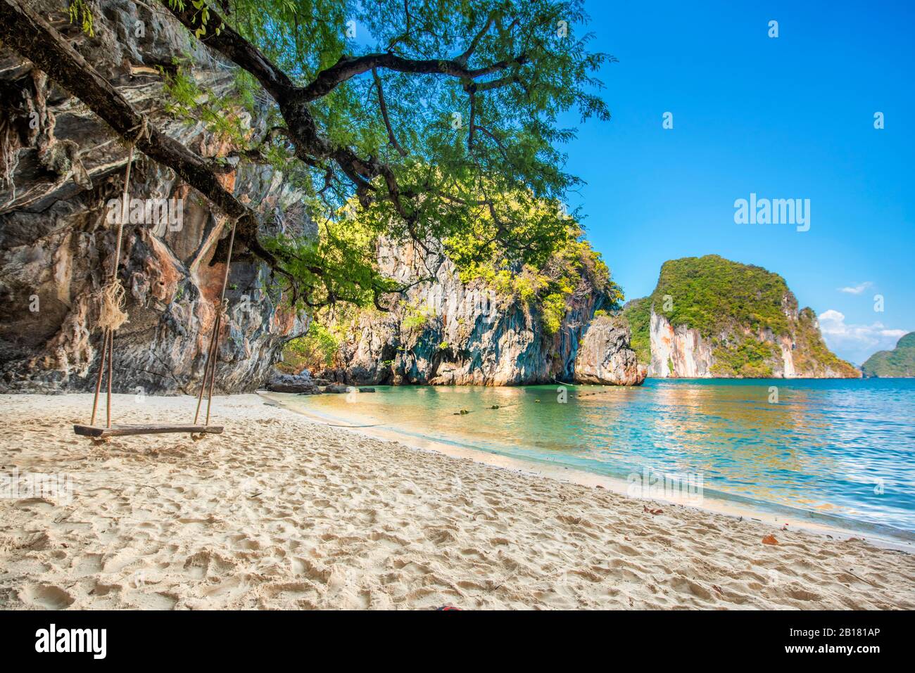 Holzschwenkung unter dem Baum am Strand, Landschaft der schönen Zielinsel, Insel Ko Lao Lading, Andaman Meer, Krabi, Reisen in Thailand, Sommer a Stockfoto