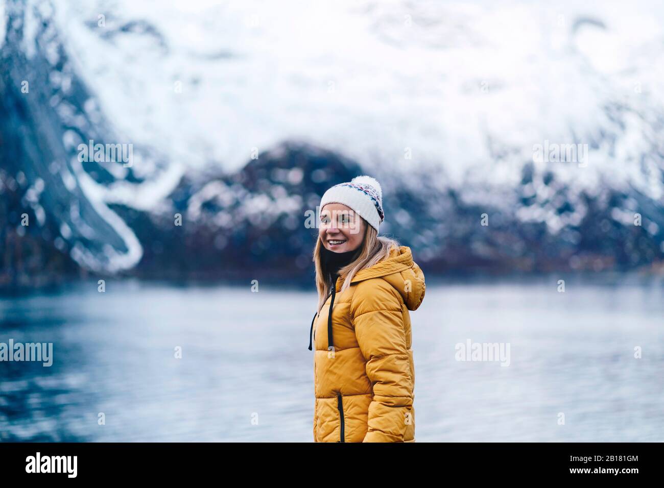 Porträt des fröhlichen Touristen in Hamnoy, Lofoten, Norwegen Stockfoto