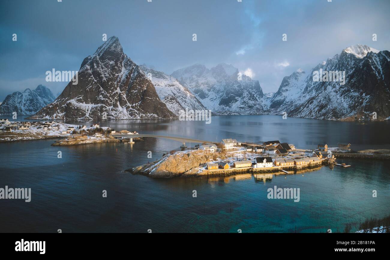 Norwegen, Moskenes, Lofoten Inseln, Sakrisoy, Fischerdorf bei Sonnenaufgang im Winter Stockfoto