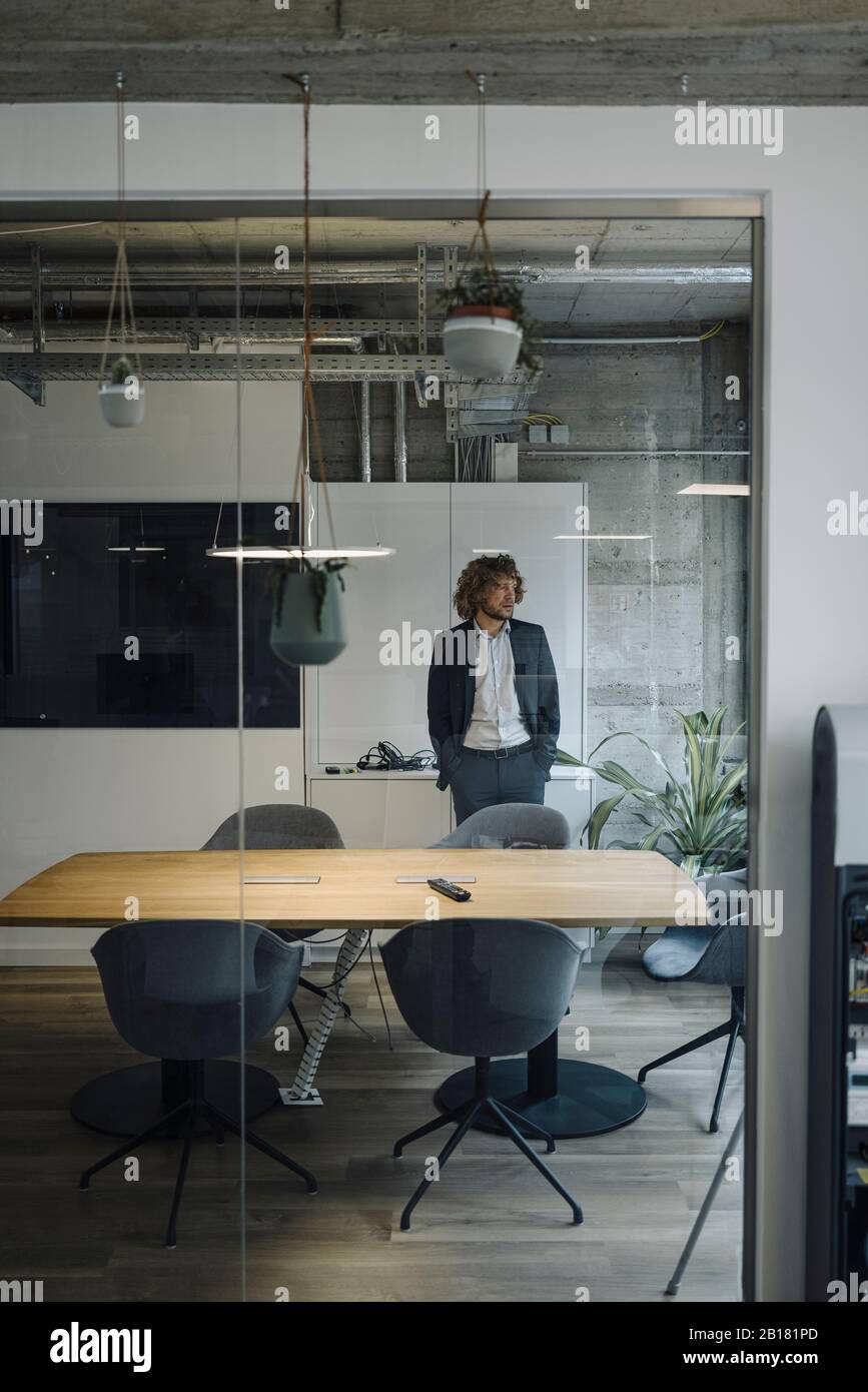 Kaufmann im Büro Stockfoto