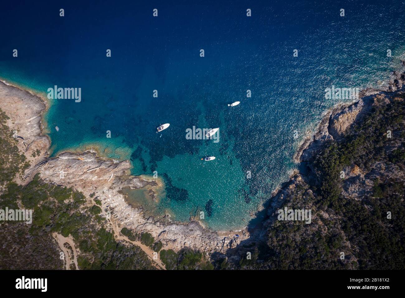 Italien, Provinz Livorno, Elba, Luftaufnahme von Booten, die im blauen Küstenwasser schwimmen Stockfoto