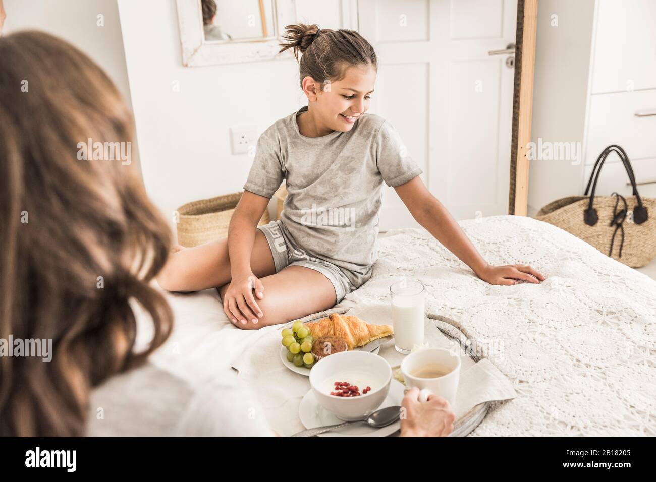 Mutter und Tochter frühstücken zusammen im Bett Stockfoto