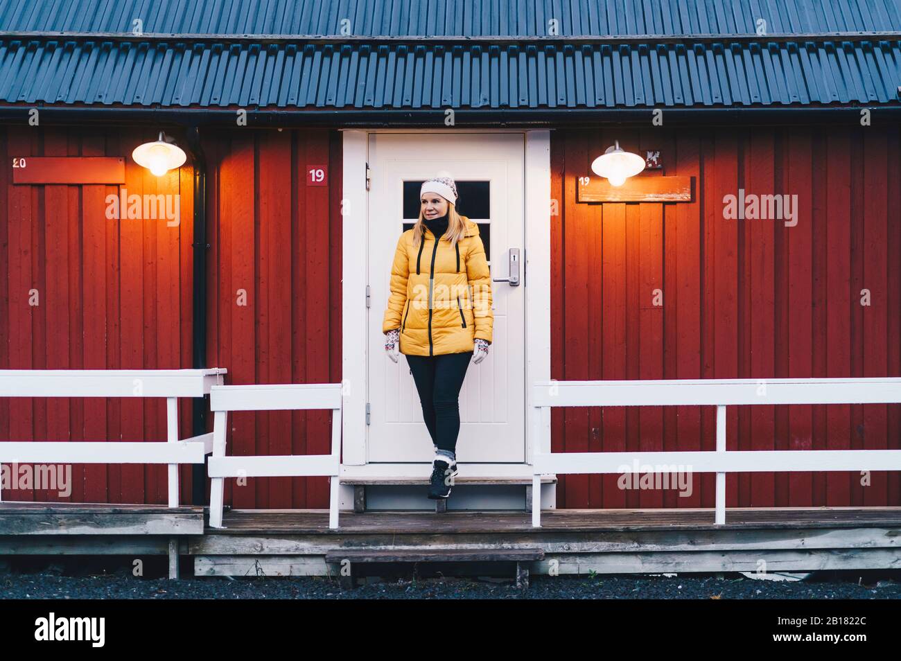 Touristen, die eine Hütte in Hamnoy, Lofoten, Norwegen verlassen Stockfoto