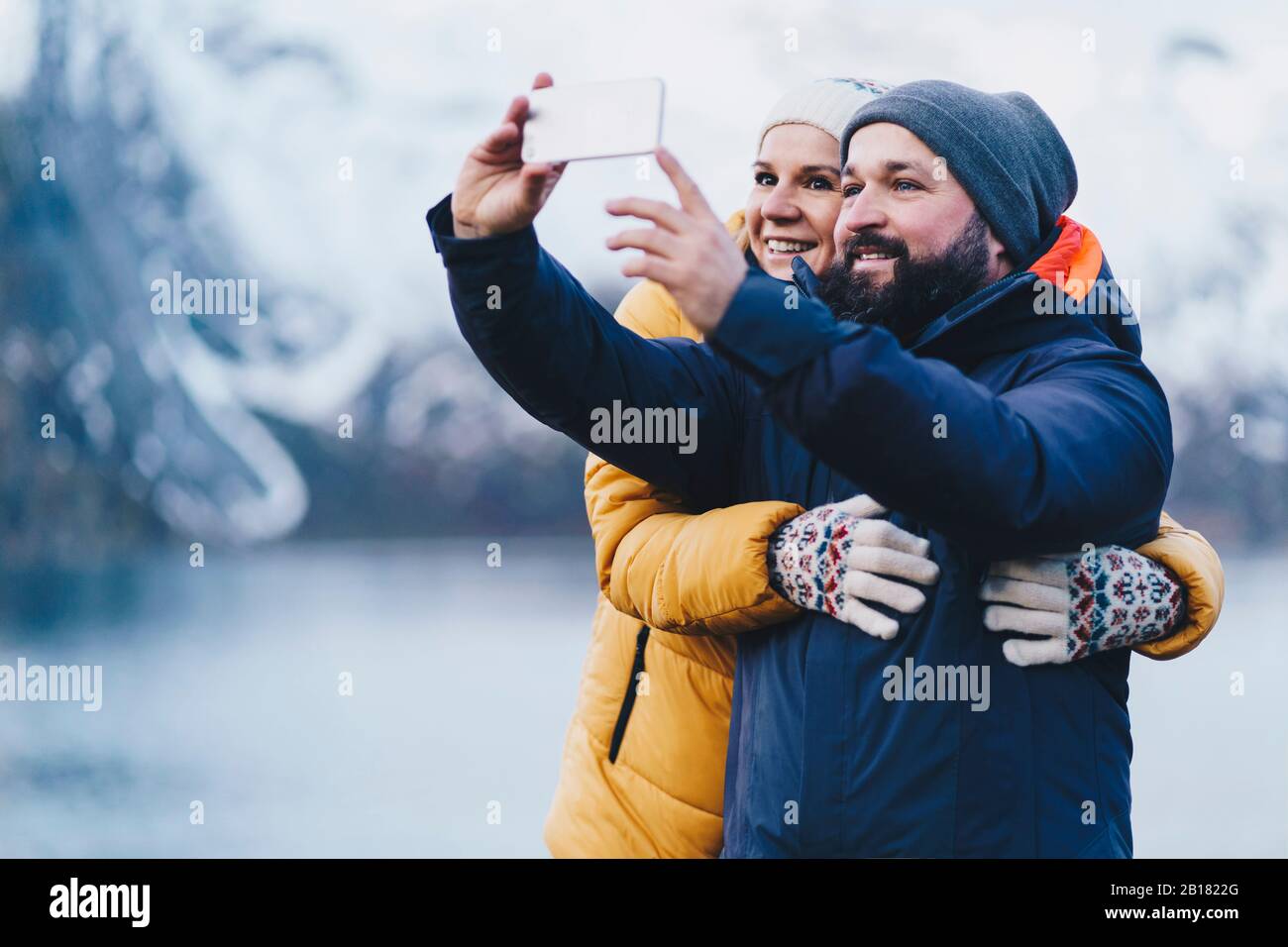 Touristenpaar, die ein selfie in Hamnoy, Lofoten, Norwegen, nehmen Stockfoto