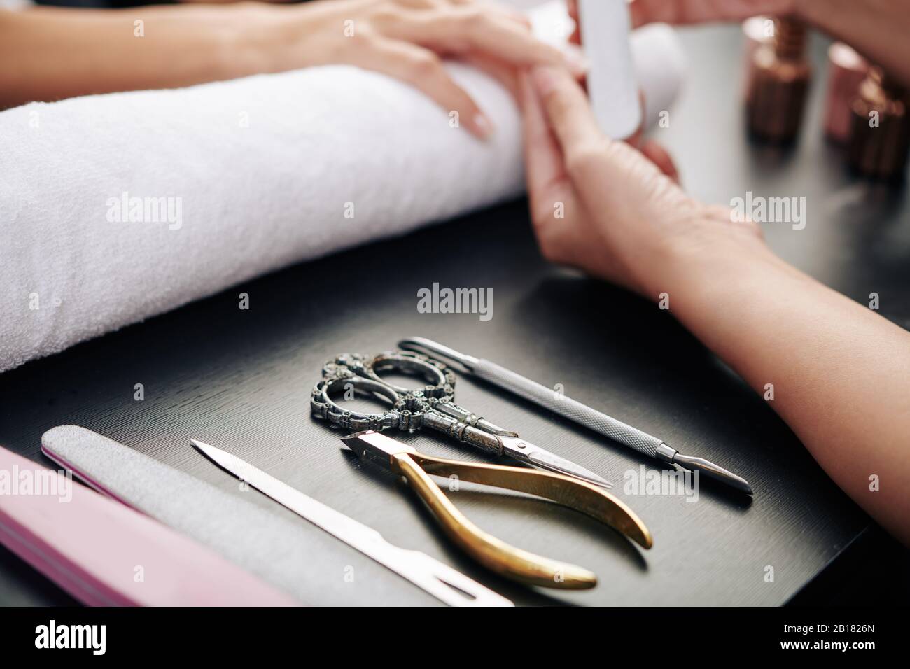 Nahaufnahme der Werkzeuge auf dem Tisch des professionellen Manikuristen Stockfoto