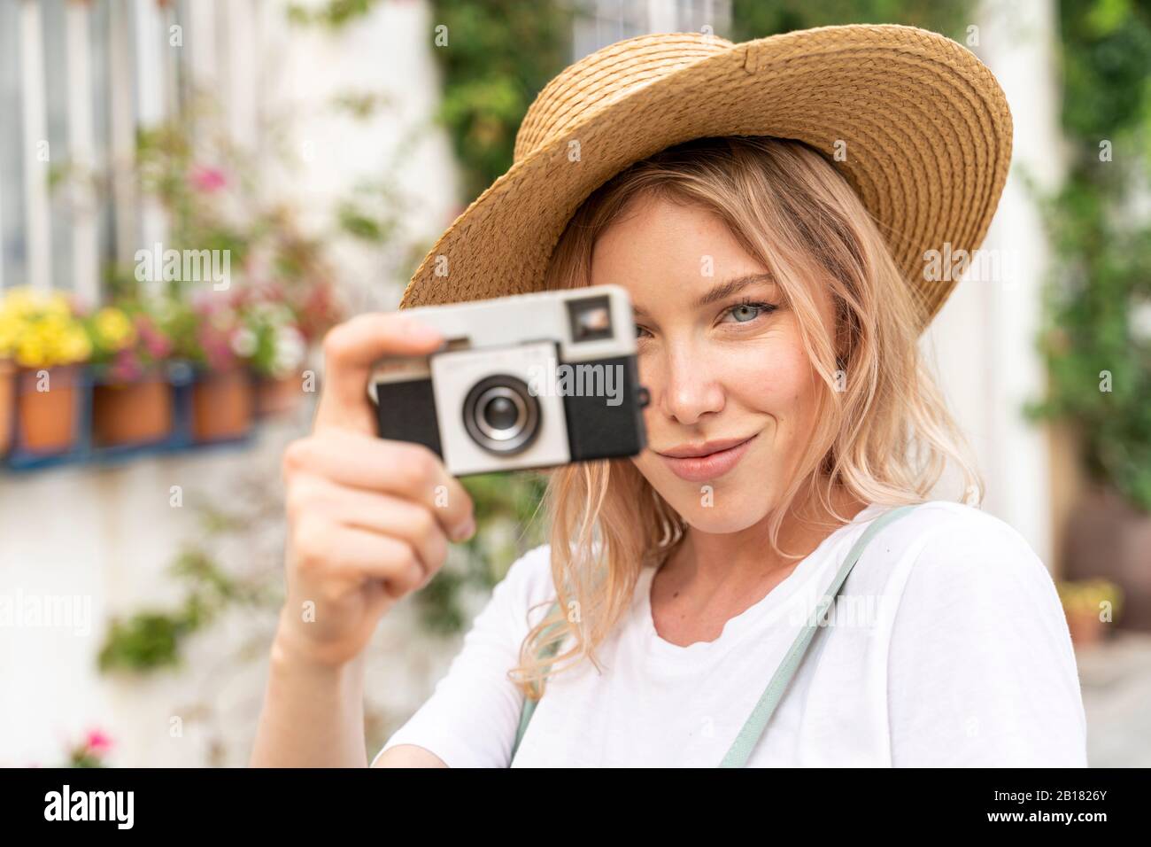 Porträt der lächelnde junge Frau mit Kamera Stockfoto Porträt der lächelnde junge Frau mit Kamera Stockfoto