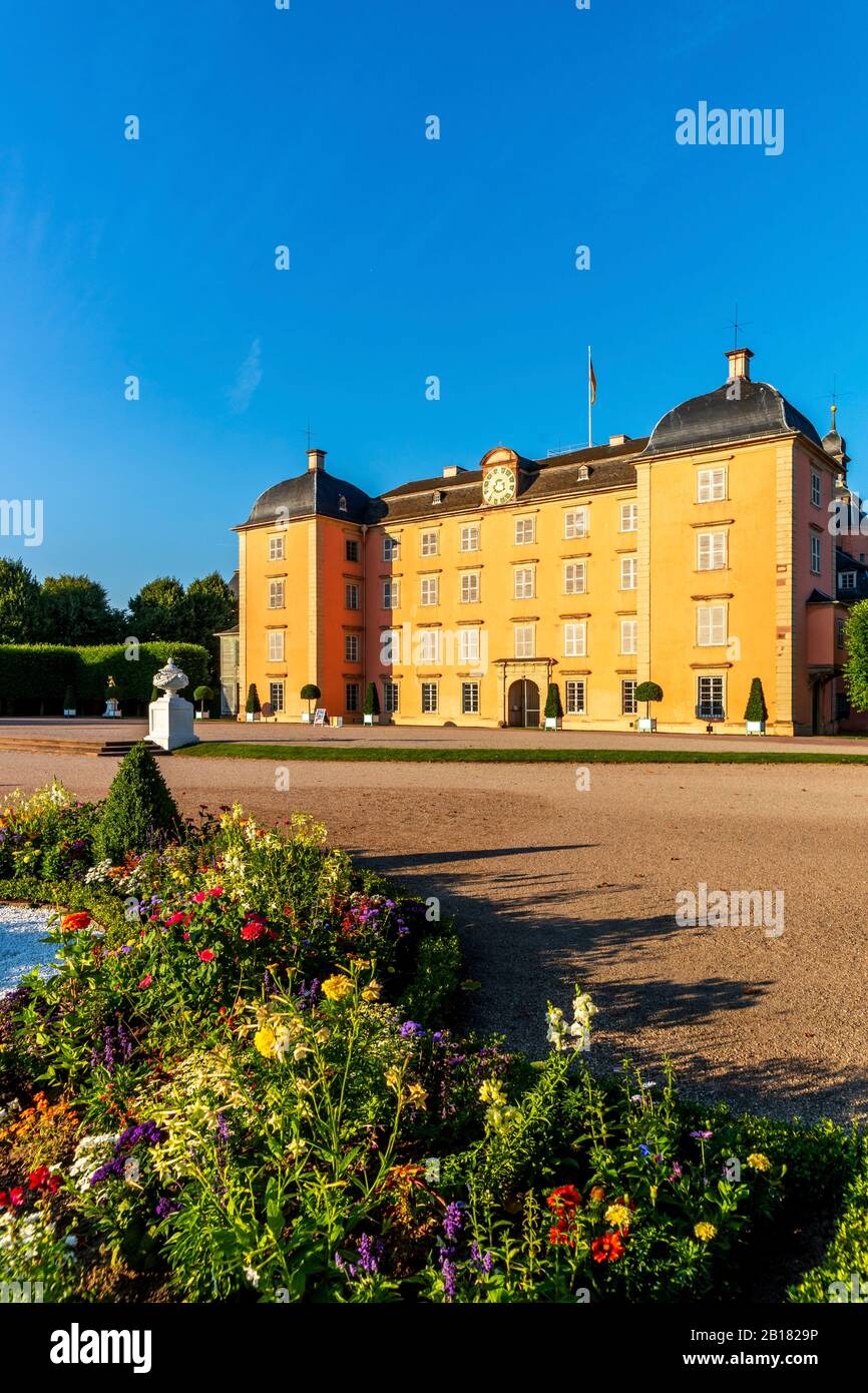 Deutschland, Baden-Württemberg, Schloss Schwetzingen mit Blumenbeet im Vordergrund Stockfoto