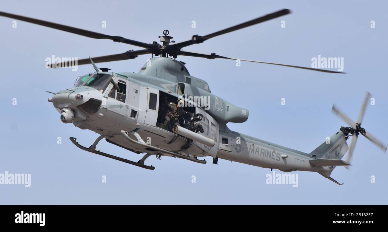 Ein U.S. Marine Corps UH-1Y Venom Kampfhubschrauber fliegen bei WAB Yuma. Dies UH-1Y Venom gehört zu den VMX-1 Squadron. Stockfoto