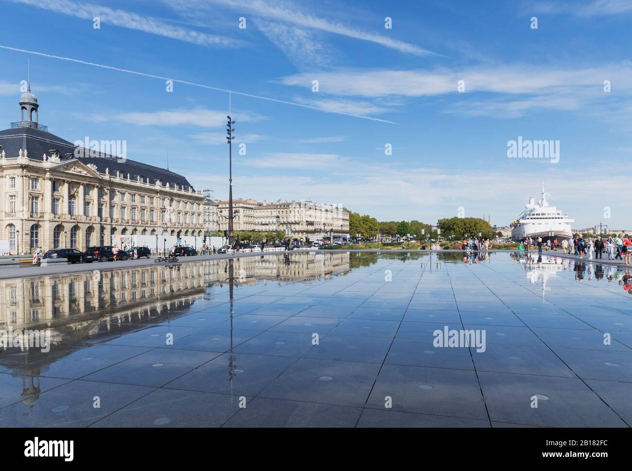 Frankreich, Gironde, Bordeaux, blauer Himmel, der sich im Miroir dEau Pool spiegelt Stockfoto
