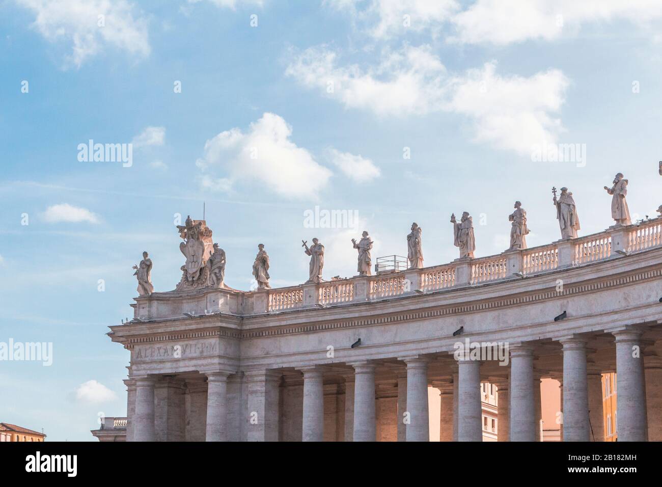 Italien, Rom, Skulpturen auf der Kolonnade des Petersplatzes Stockfoto