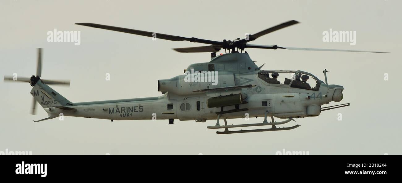 Ein U.S. Marine Corps AH-1Z Viper Kampfhubschrauber fliegen bei WAB Yuma. Dieses AH-1Z Viper gehört zu den VMX-1 Squadron. Stockfoto