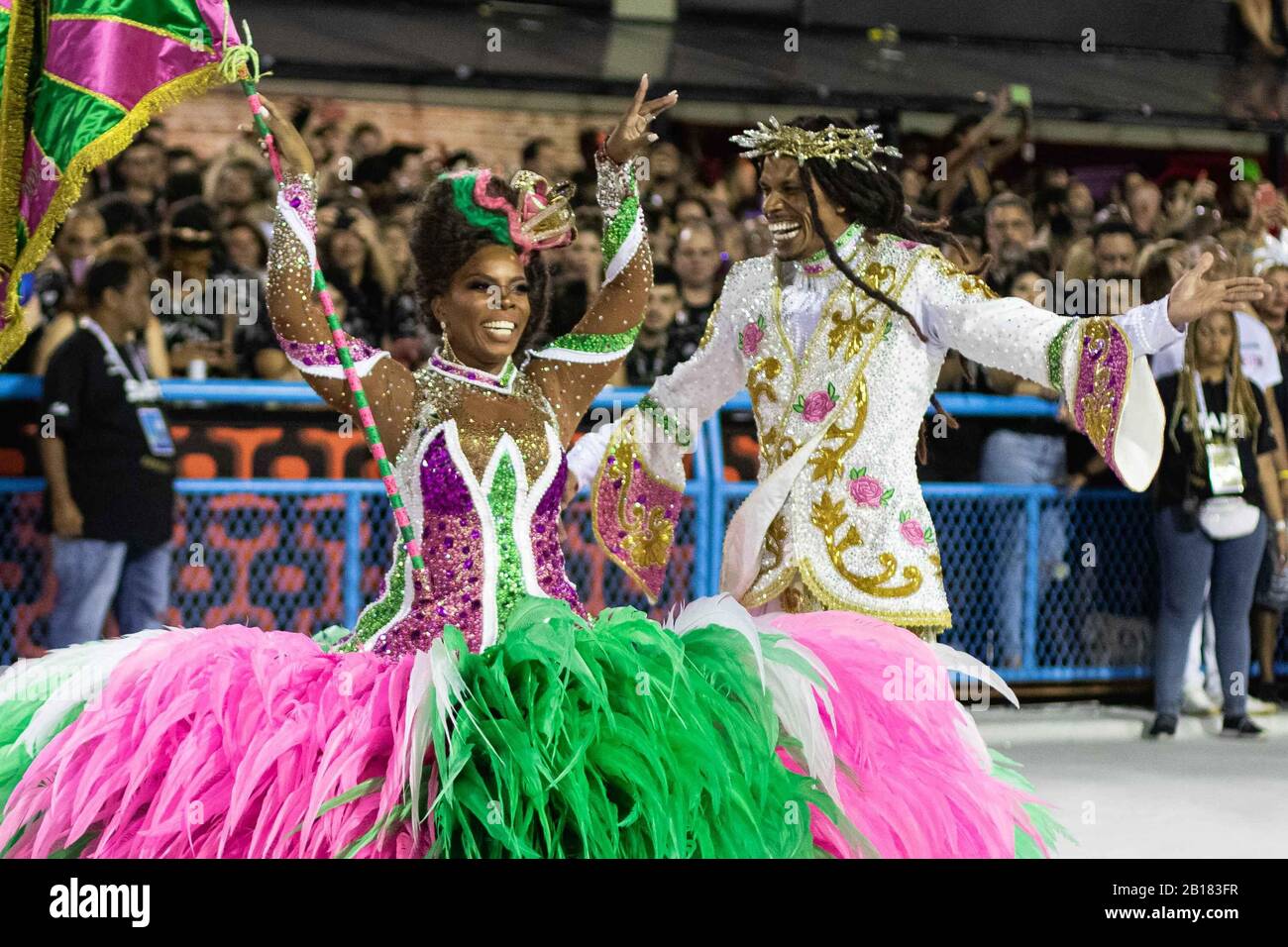 Rio de Janeiro, Brasilien. Februar 2020. 1. Master-Of-Ceremonies Und Flag-Bearer-Paar, Matheus Oliverio e Squel Jorgea von der Samba-Schule EstaÃÂ§ÃÂ£o Primeira de Mangueira während des ersten Tages der Special Group Parade im Karneval in Rio de Janeiro, veranstaltet in der Marques de Sapucai Avenue.Foto: Diego Maranhoa Credit: Diego Maranhoa Live/Wire/Zamy Press/Alamy News Stockfoto