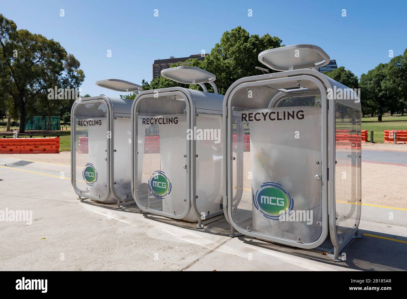 Sehen Sie sich die Recyclingbehälter mit Anti-Vogel-Abdeckungen außerhalb des Melbourne Cricket Ground (MCG) im Yarra Park, Melbourne, Victoria, Australien an Stockfoto