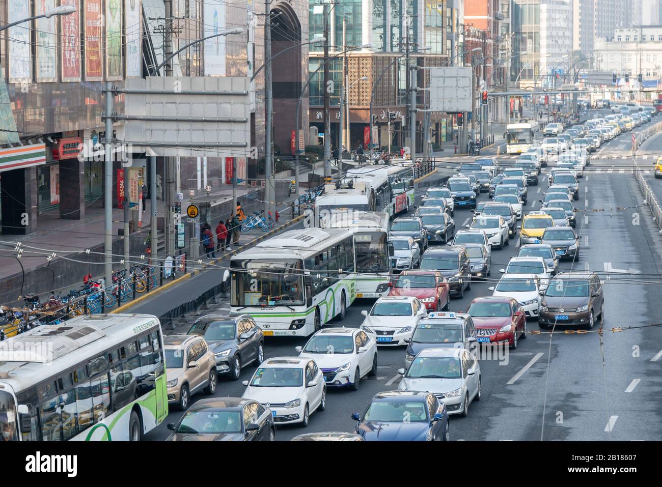 Massen von Autos und Bussen fahren während der Hauptverkehrszeiten in Shanghai, China am 24. Februar 2020 auf der Straße. Stockfoto