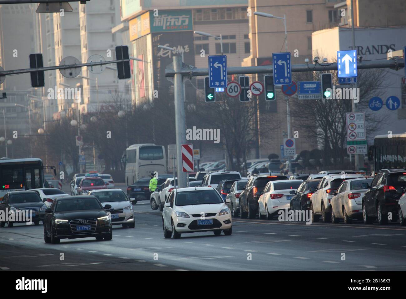 Am 24. Februar 2020 fahren Autos und Busse auf der Straße in den Hauptverkehrshäusern in Shenyang City, der nordostchinesischen Provinz Liaoning. Stockfoto