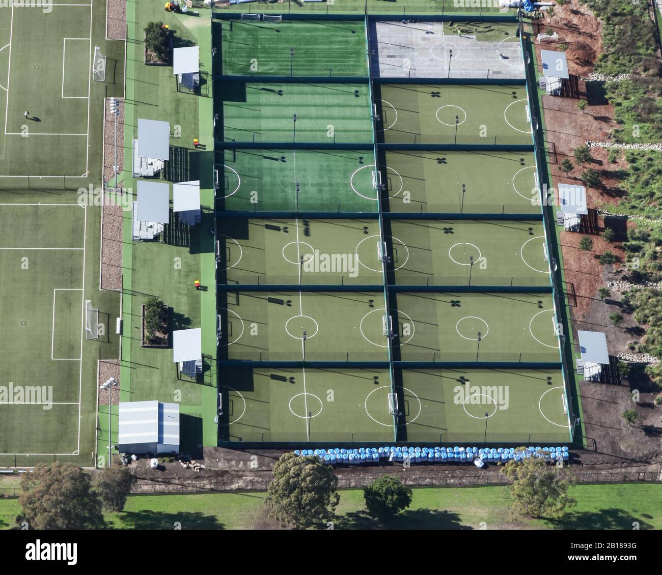 Luftbild des Fußballs - Fußballtrainingsanlage in Newcastle NSW Australien. Synthetische Felder, von denen eines ersetzt wird. Stockfoto