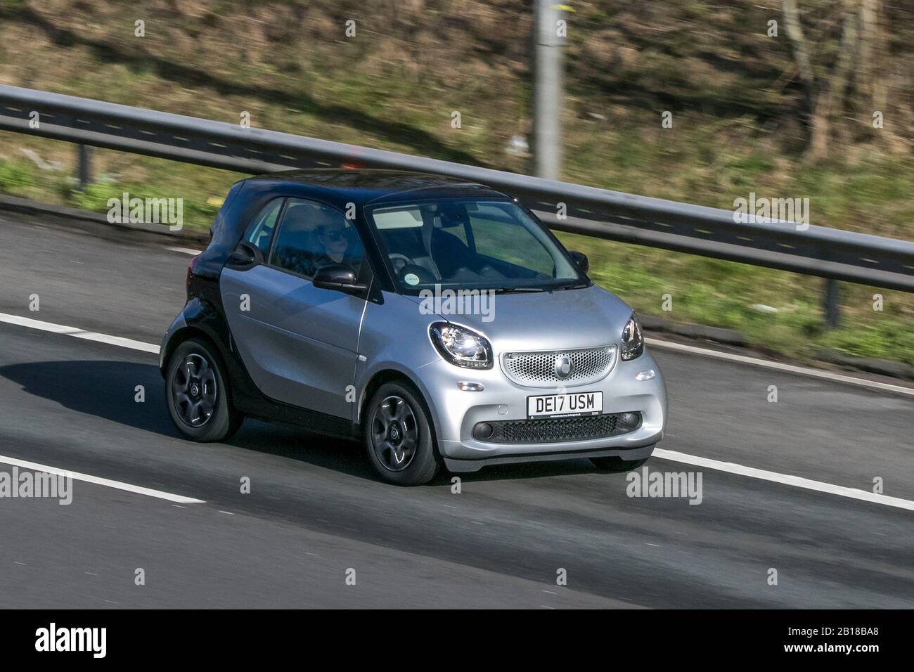 2017 Silver Smart Fortwo Prime Premium Auto; UK Vehicular Traffic, Transport, modern, Salonautos, ostwärts gebunden auf der 3-spurigen Autobahn M6. Stockfoto