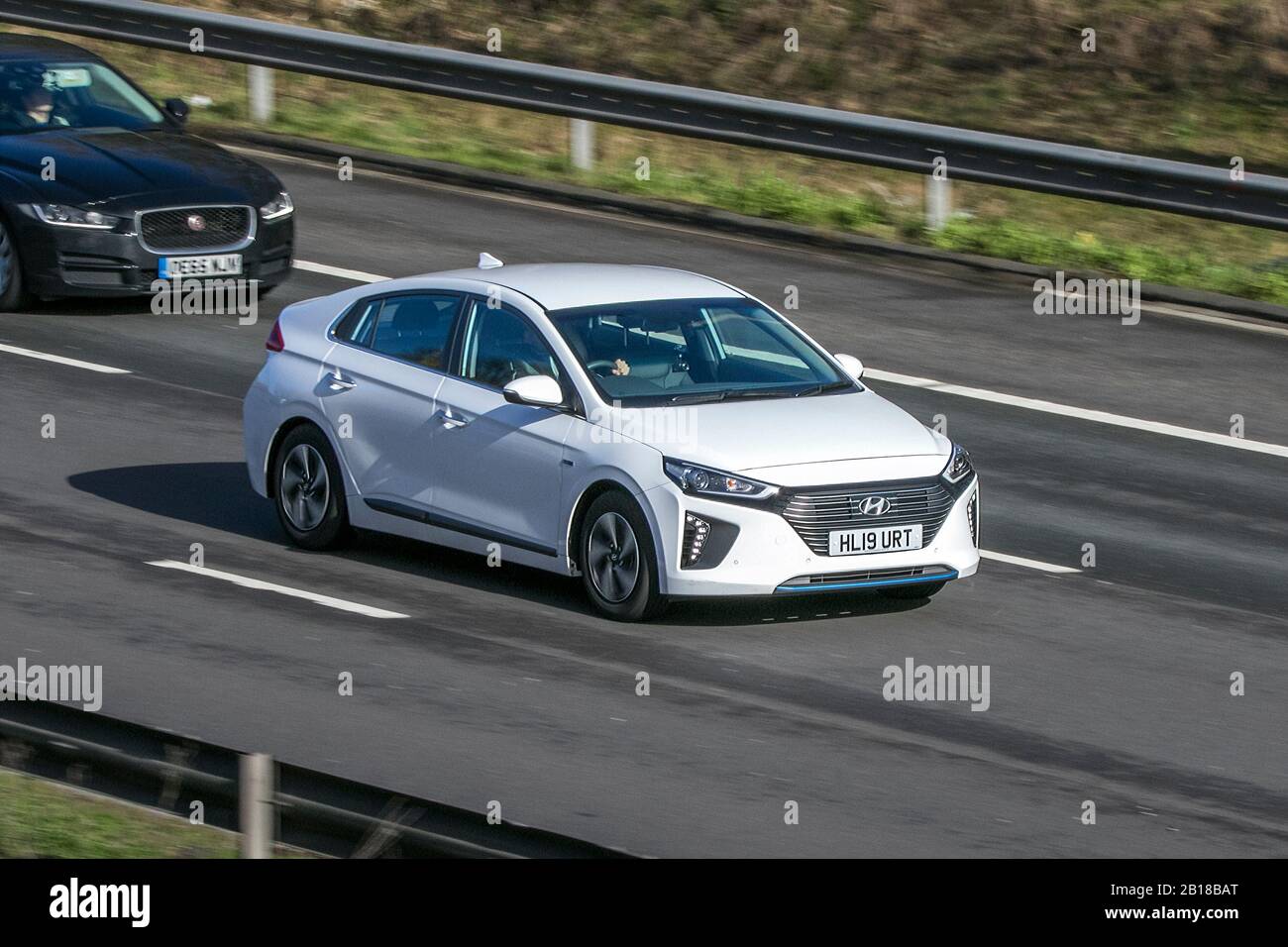 2019 weißer Hyundai Ioniq Premium SE HEV S-A; Fahren auf der Autobahn M6 in der Nähe von Preston in Lancashire, Großbritannien Stockfoto