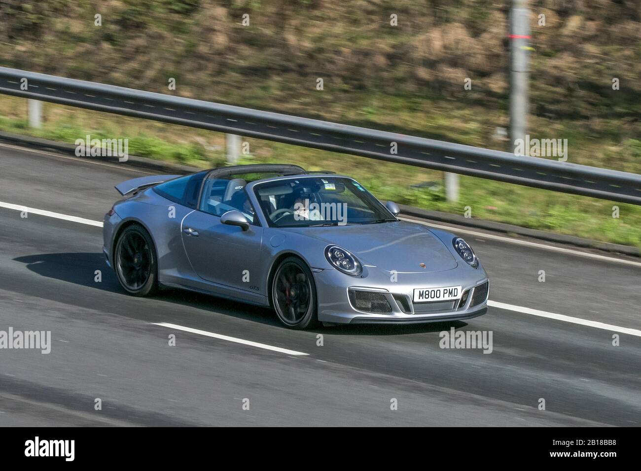 2019 silberner Porsche 911 Targa 4 GTS S-A Sportwagen, der auf der Autobahn M6 in der Nähe von Preston in Lancashire, Großbritannien fährt Stockfoto