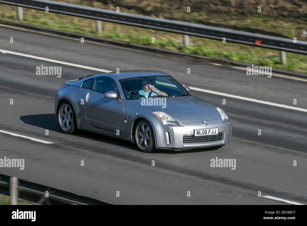 2006 silberner Nissan 350Z; Fahren auf der Autobahn M6 in der Nähe von Preston in Lancashire, Großbritannien Stockfoto