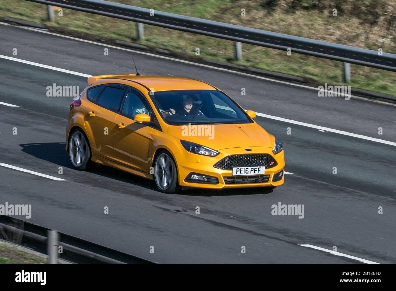 2016 gelber Ford Focus St-3 TurboFord Focus St-3 Turbo; Fahren auf der Autobahn M6 in der Nähe von Preston in Lancashire, Großbritannien Stockfoto