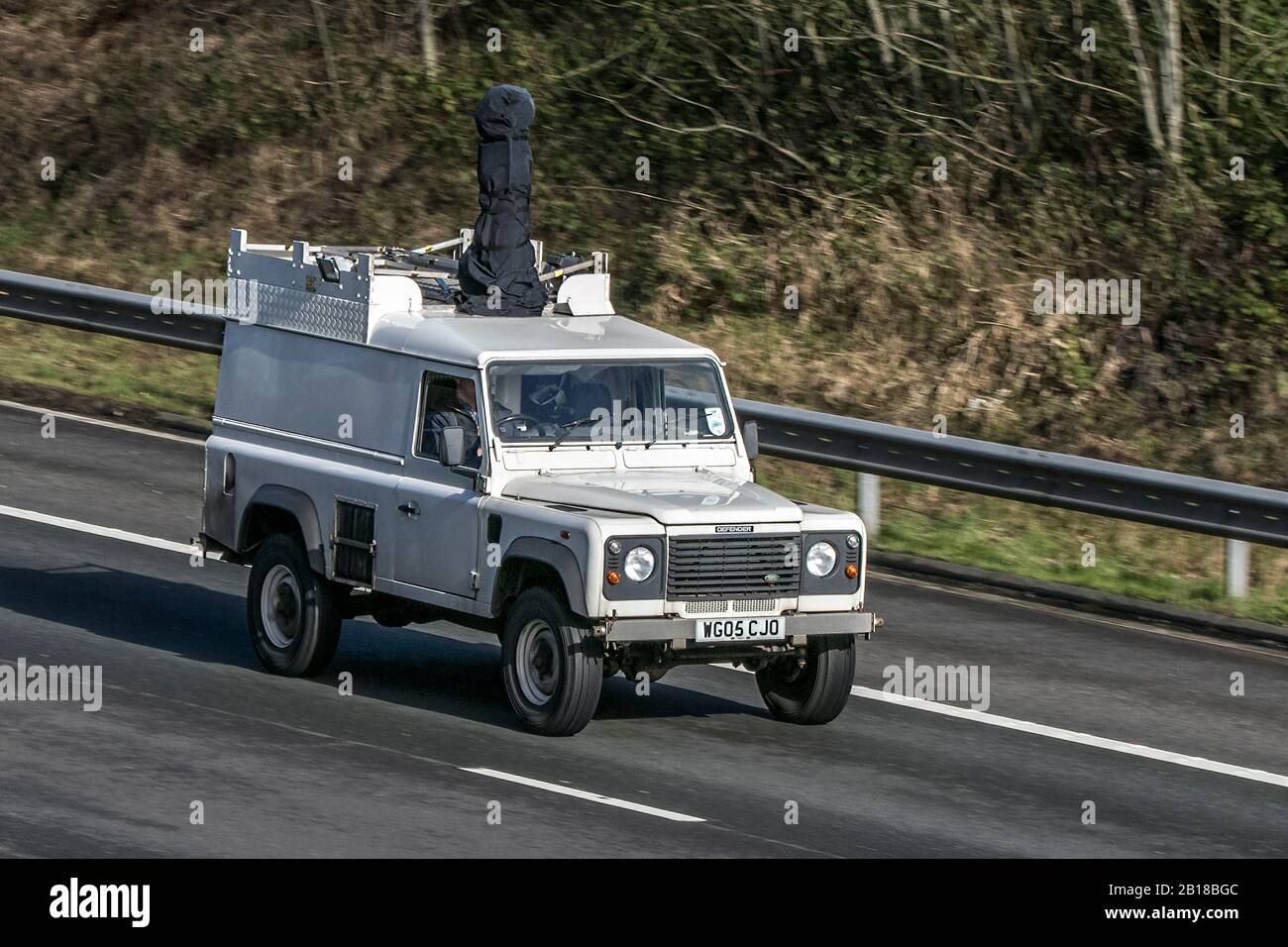 Land rover defender 110 driving -Fotos und -Bildmaterial in hoher ...