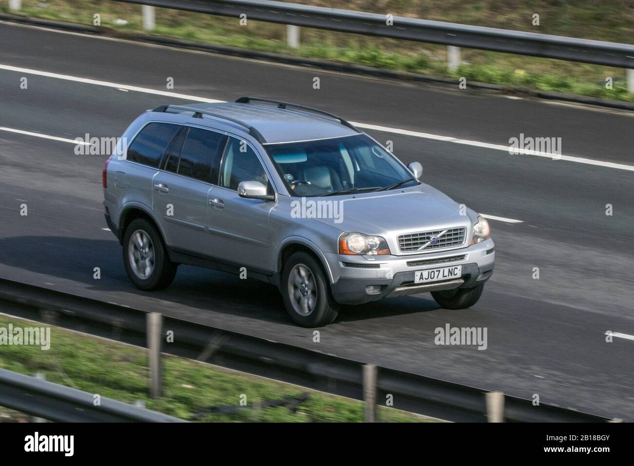 2007 silberner Volvo Xc90 SE D5 Auto; Fahren auf der Autobahn M6 in der Nähe von Preston in Lancashire, Großbritannien Stockfoto