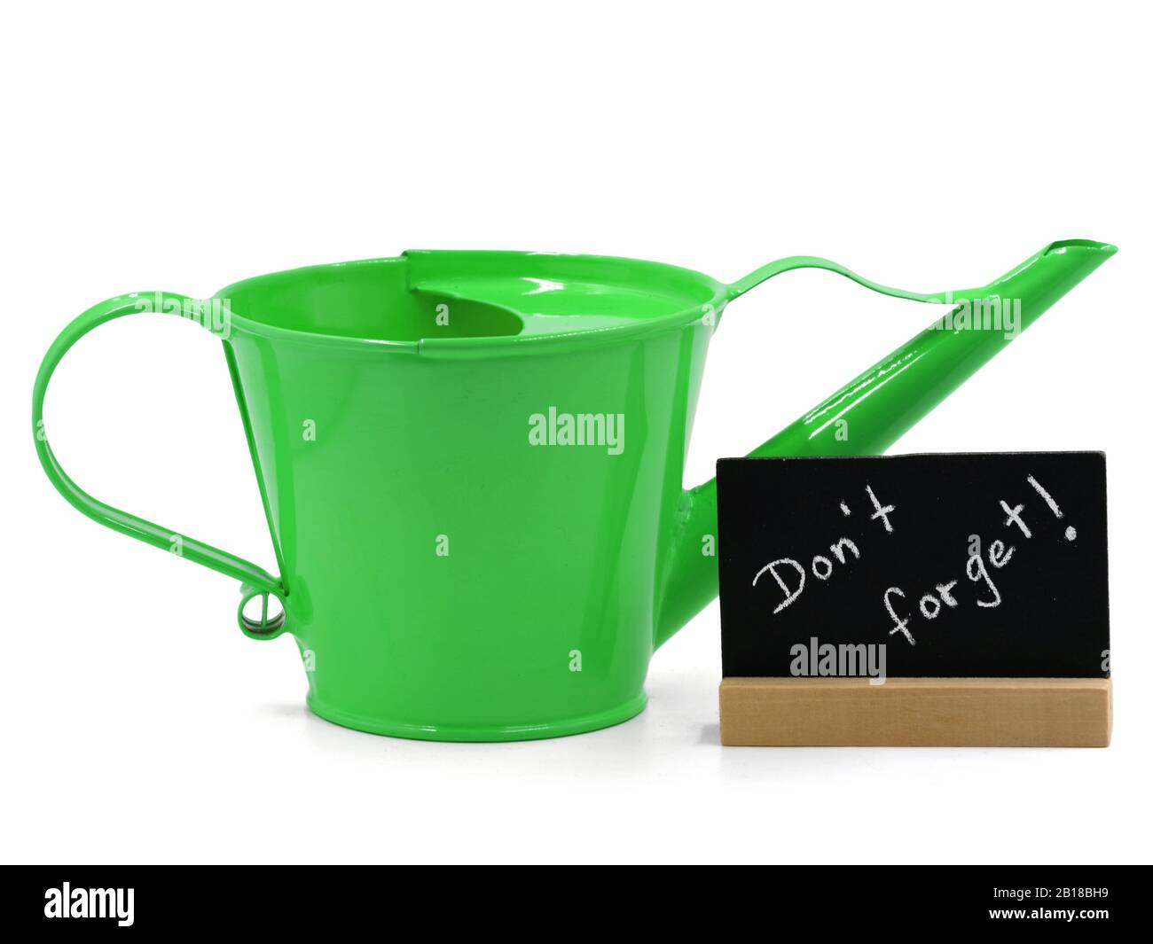Grüne Gießkanne mit Mini-Tafel isoliert auf weißem Hintergrund, Konzept der Bewässerung nicht vergessen Stockfoto Grüne Gießkanne mit Mini-Tafel isoliert auf weißem Hintergrund, Konzept der Bewässerung nicht vergessen Stockfoto