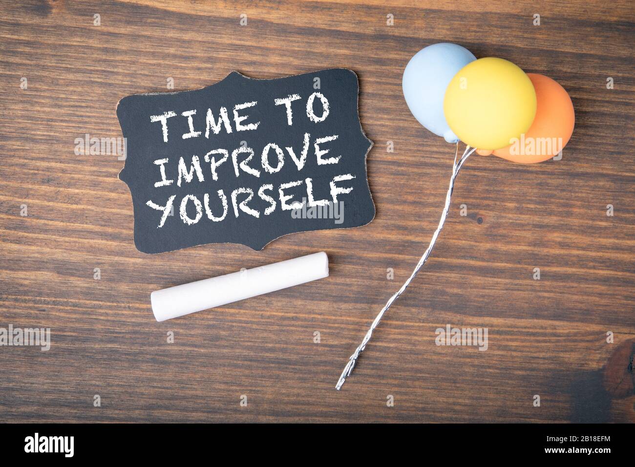 Zeit, sich Zu Verbessern. Wachstum, Bildung, Karriere und Entwicklung. Kleine Holztafel mit Kreide auf dem Tisch Stockfoto
