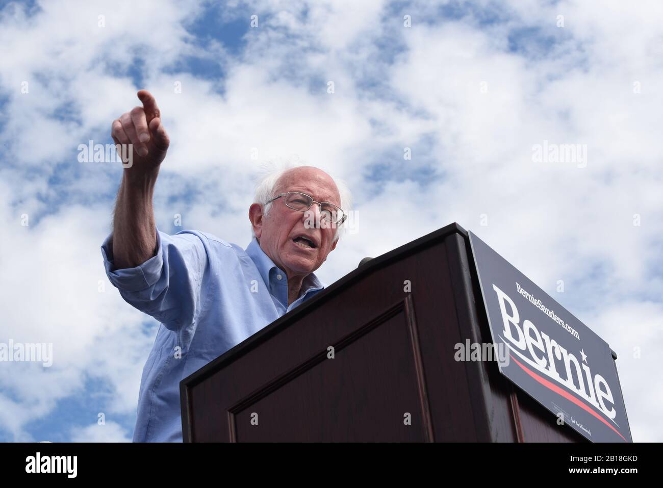 Santa ANA, KALIFORNIEN - 21. FEBRUAR 2020: Bernie Sanders spricht bei einer Kundgebung an der Sant Ana Valley High School vor der kalifornischen Grundschule. Stockfoto