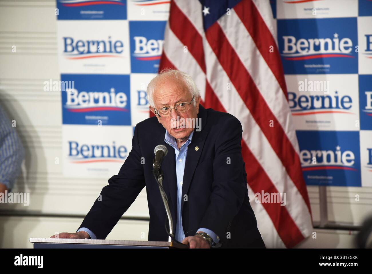 Santa ANA, KALIFORNIEN - 21. FEBRUAR 2020: Bernie Sanders spricht auf einer Pressekonferenz an der Santa Ana Valley High School. Stockfoto