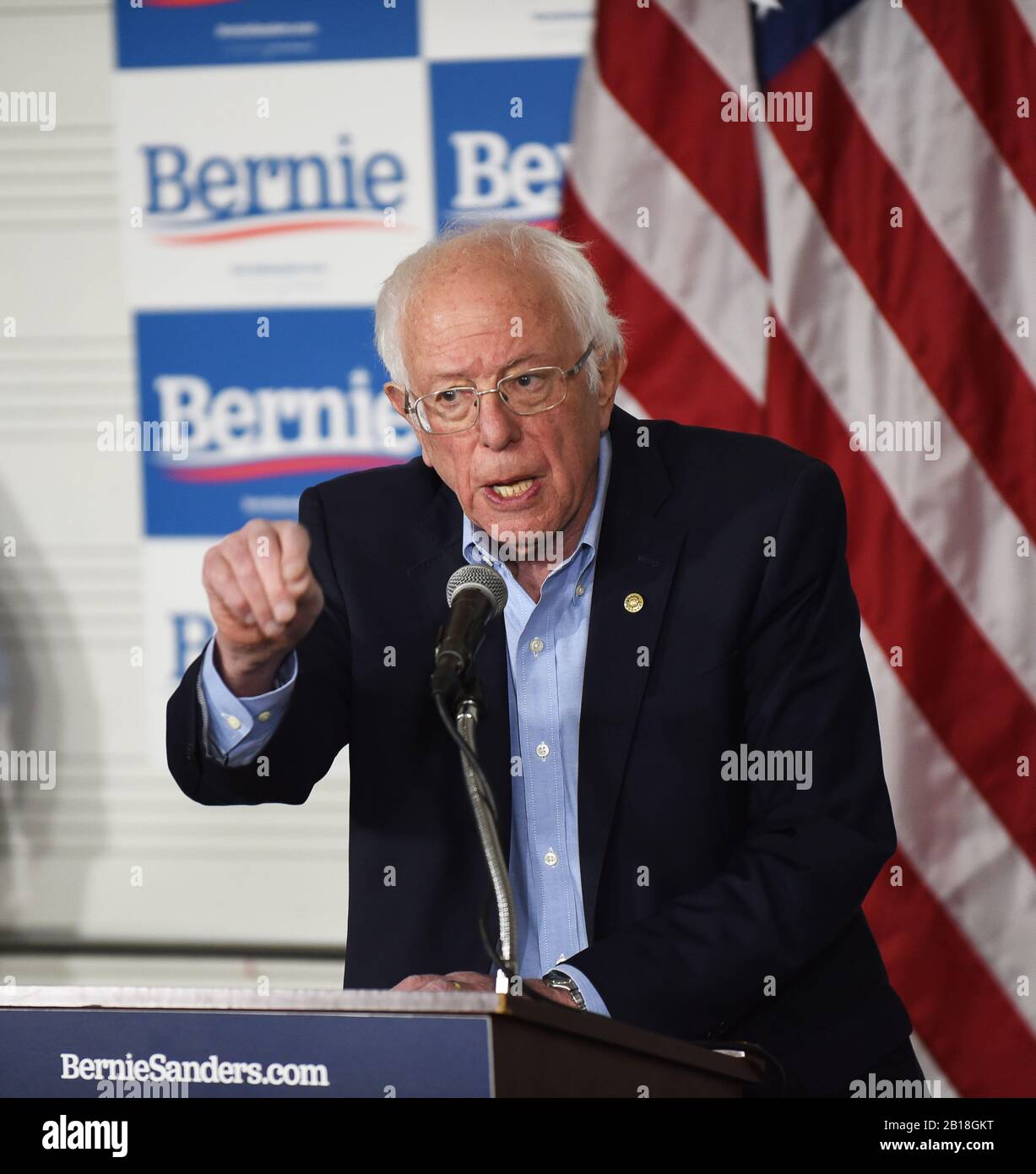 Santa ANA, KALIFORNIEN - 21. FEBRUAR 2020: Bernie Sanders spricht auf einer Pressekonferenz an der Santa Ana Valley High School. Stockfoto