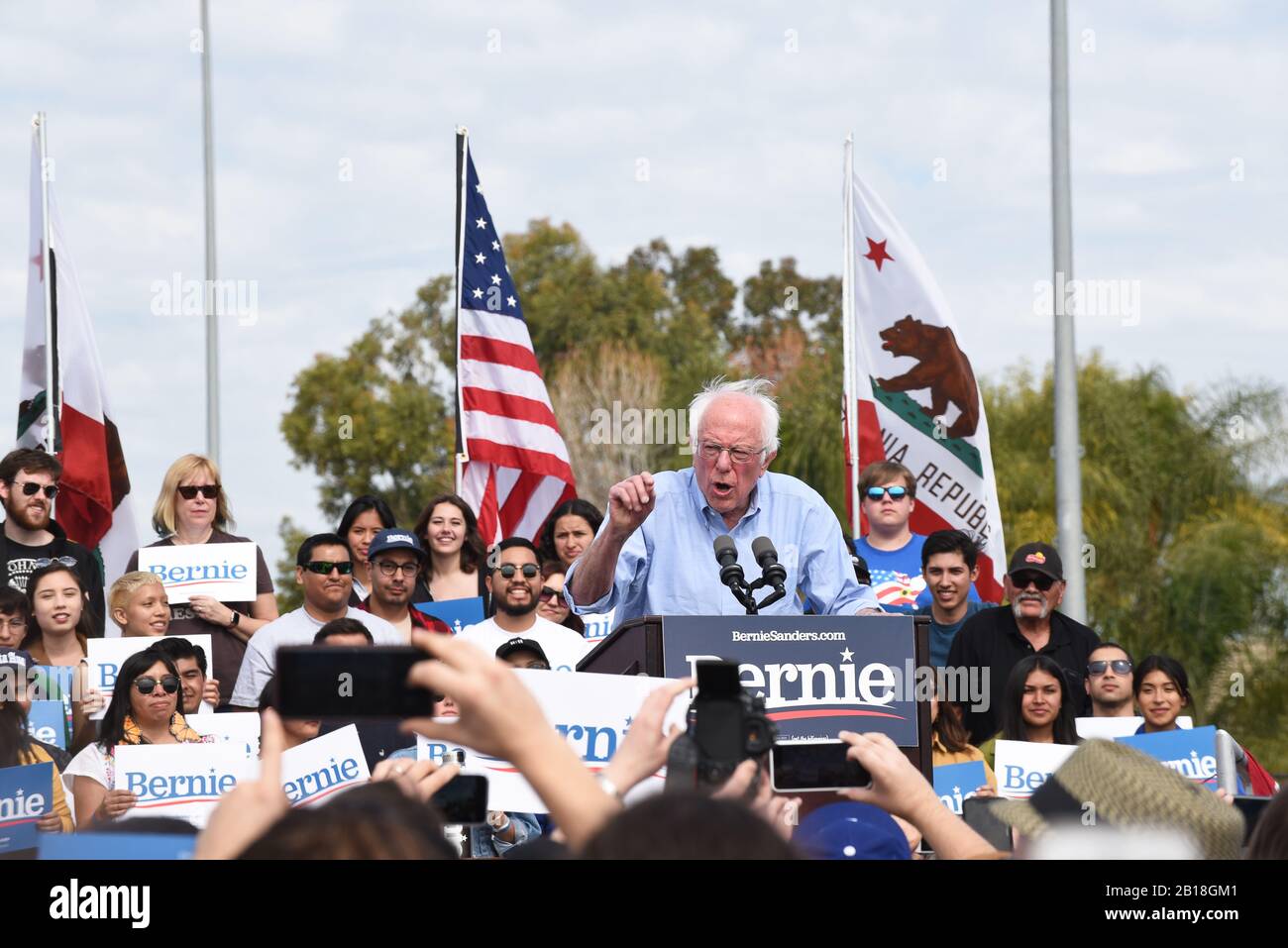 Santa ANA, KALIFORNIEN - 21. FEBRUAR 2020: Bernie Sanders spricht bei einer Kundgebung im Freien in Santa Ana mit den Anhängern. Stockfoto