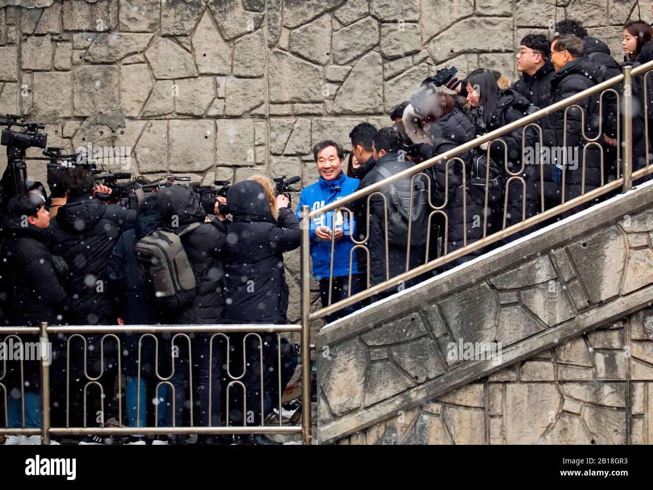 Lee Nak-Yon, 17. Februar 2020: Der Ehemalige Premierminister von Südkorea und ein Kandidat der regierenden Demokratischen Partei für die Parlamentswahlen vom 15. April, Lee Nak-Yon (C) besucht während seiner Kampagne eine Treppe am nördlichen Ende des Jahamun-Tunnels im Jongno-Distrikt in Seoul, Südkorea. Der Tunnel und die Treppe sind Drehorte des Oscar-prämierten Films "Parasite". Lee wird in Jongno kandidieren, einem symbolischen Wahlkreis in der koreanischen Politik, in dem Einflüsse in der Politik gewählt werden. Auch Hwang Kyo-Ahn, der Führer der konservativen Hauptopposition United Future Party (UFP), kandidelt in der Verstopfung Stockfoto