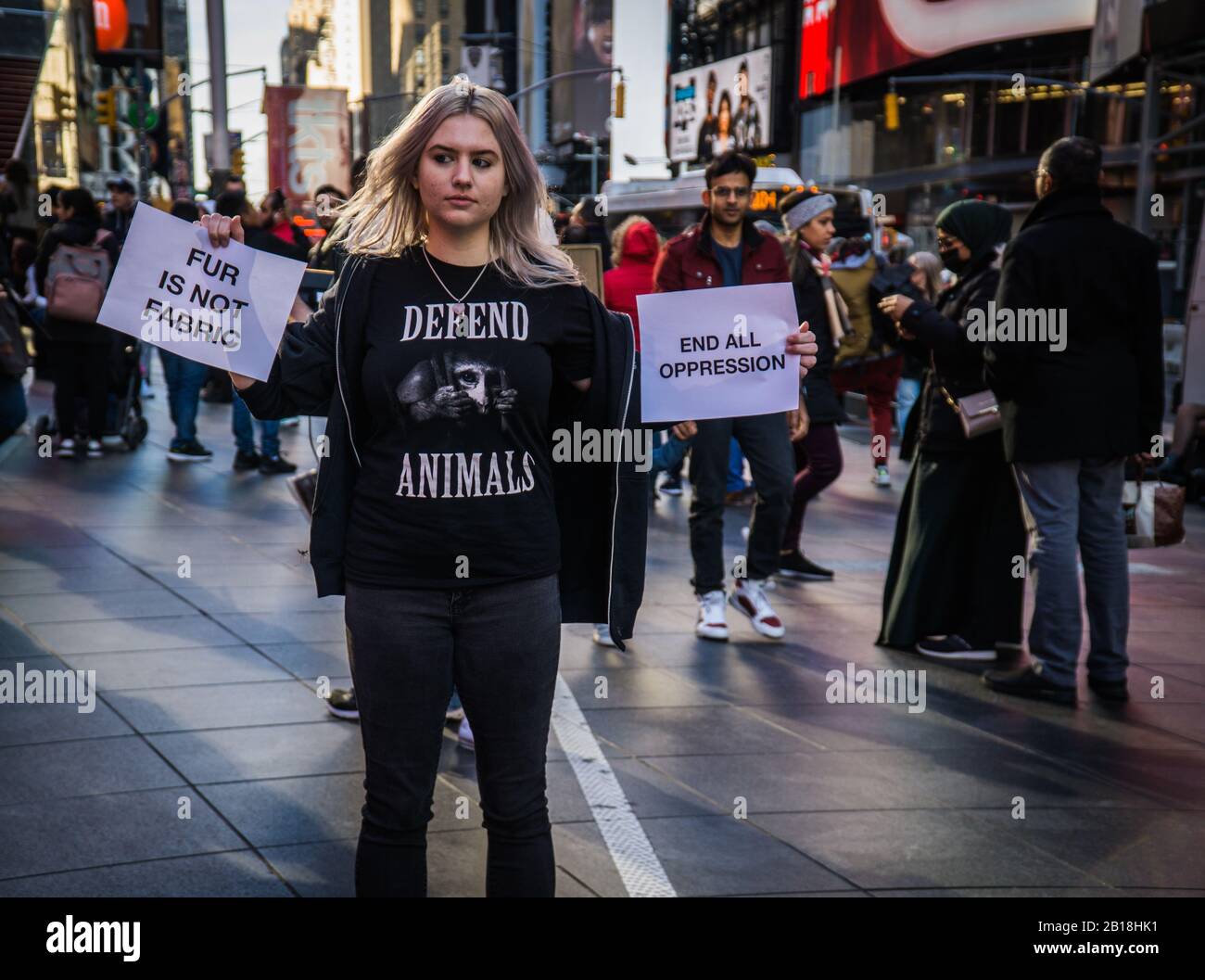 New York City, Vereinigte Staaten. Februar 2020. Eine Gruppe von Tierrechtlern namens Vegan Activists Alliance hielt heute am Times Square in NYC eine Demonstration ab, die Flugschriften ausgab und Videos zur Tierquälerei zeigte. (Foto von Steve Sanchez/Pacific Press) Credit: Pacific Press Agency/Alamy Live News Stockfoto